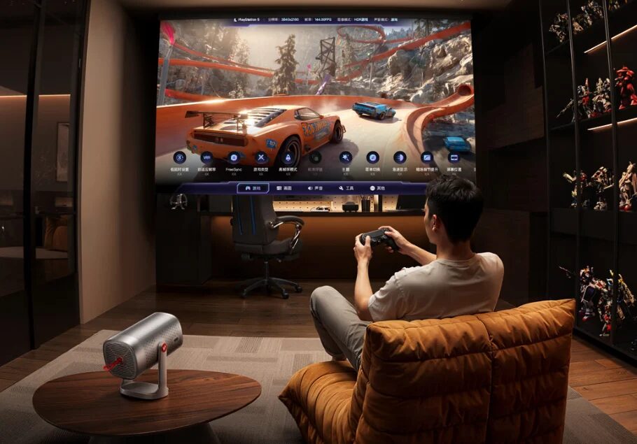 Человек играет в видеоигру на проекторе Hisense Vidda LightGo