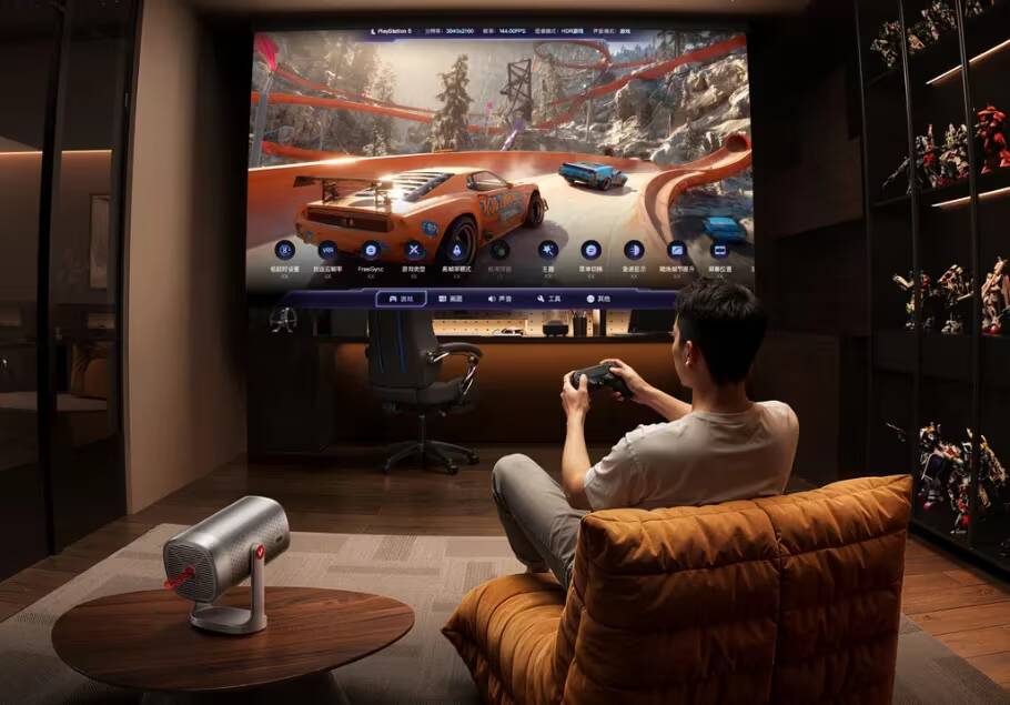 Hisense выпустила портативные проекторы Vidda LightGo с тройным лазером 2 Человек играет в видеоигру на проекторе Hisense Vidda LightGo