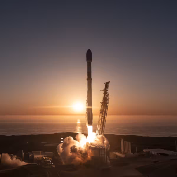 Ракета SpaceX Falcon запускается во время заката