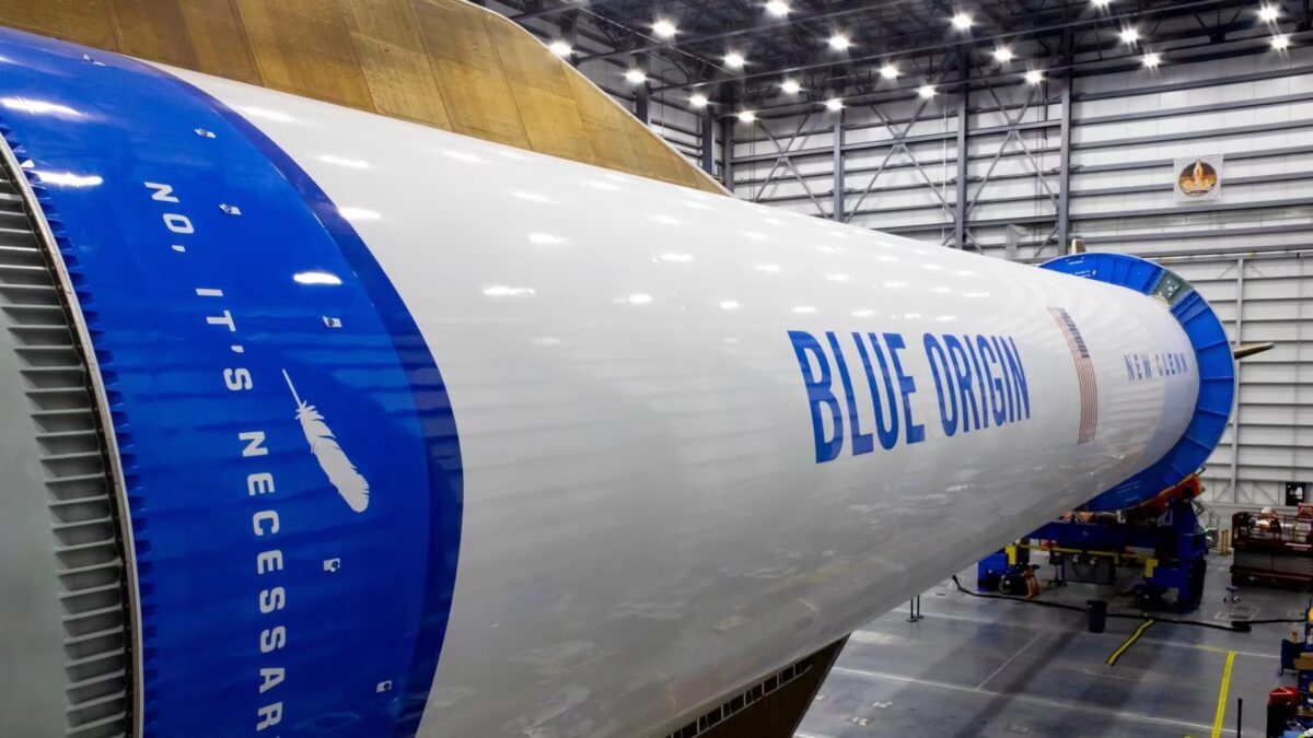 часть ракеты Blue Origin Amazon Leo внутри ангара