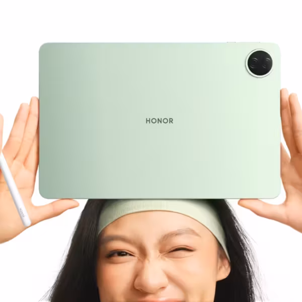 человек держит планшет Honor Pad 20 на голове