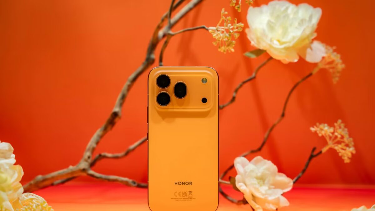 Оранжевый смартфон Honor 600 с камерами и логотипом
