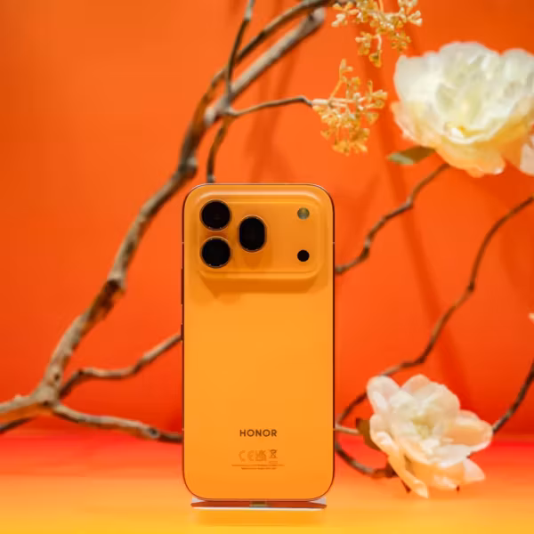 Оранжевый смартфон Honor 600 с камерами и логотипом