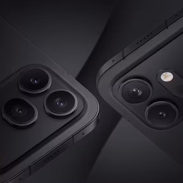 Два черных телефона Honor 600 с тремя камерами каждый