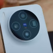 Камера Vivo X500 Pro с четырьмя объективами и логотипом ZEISS