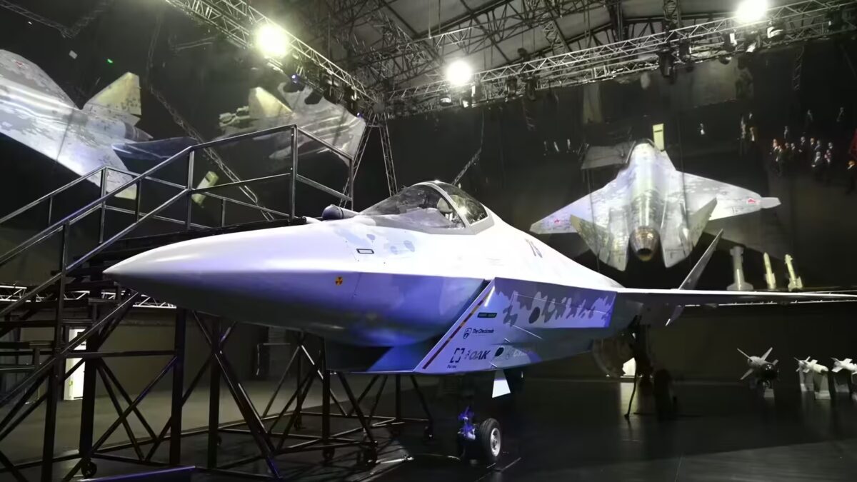 Военный истребитель Су-75 Checkmate на выставке металлическая конструкция крылья кабина