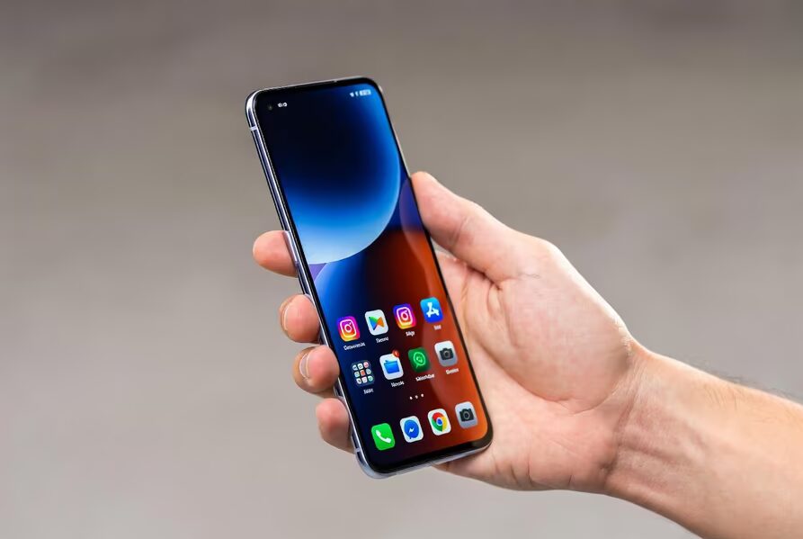 Смартфон Xiaomi с отображением домашних экранов