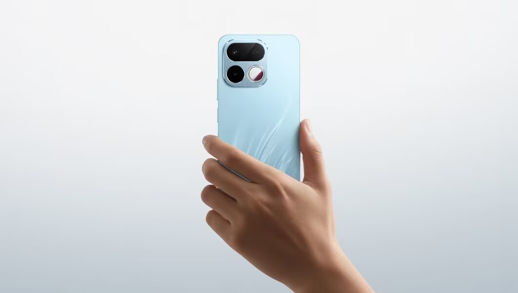 Человек держит синий смартфон Realme 16T в руке