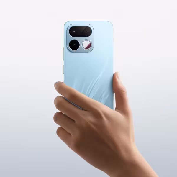 Человек держит синий смартфон Realme 16T в руке