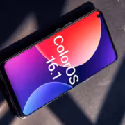Смартфон OPPO с дисплеем ColorOS 16.1
