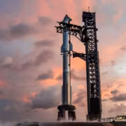 Ракета Starship V3 на космодроме под закатным небом