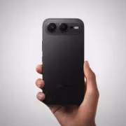 Черный смартфон Honor 600 Smart Edition в руке