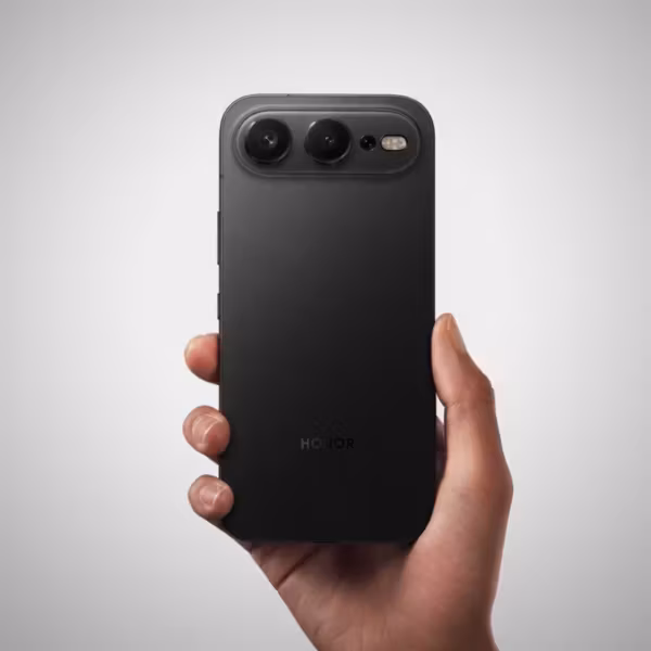 Черный смартфон Honor 600 Smart Edition в руке