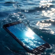 Смартфон Xiaomi уходит под воду в океане