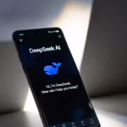 Мобильный телефон с приложением DeepSeek AI на экране