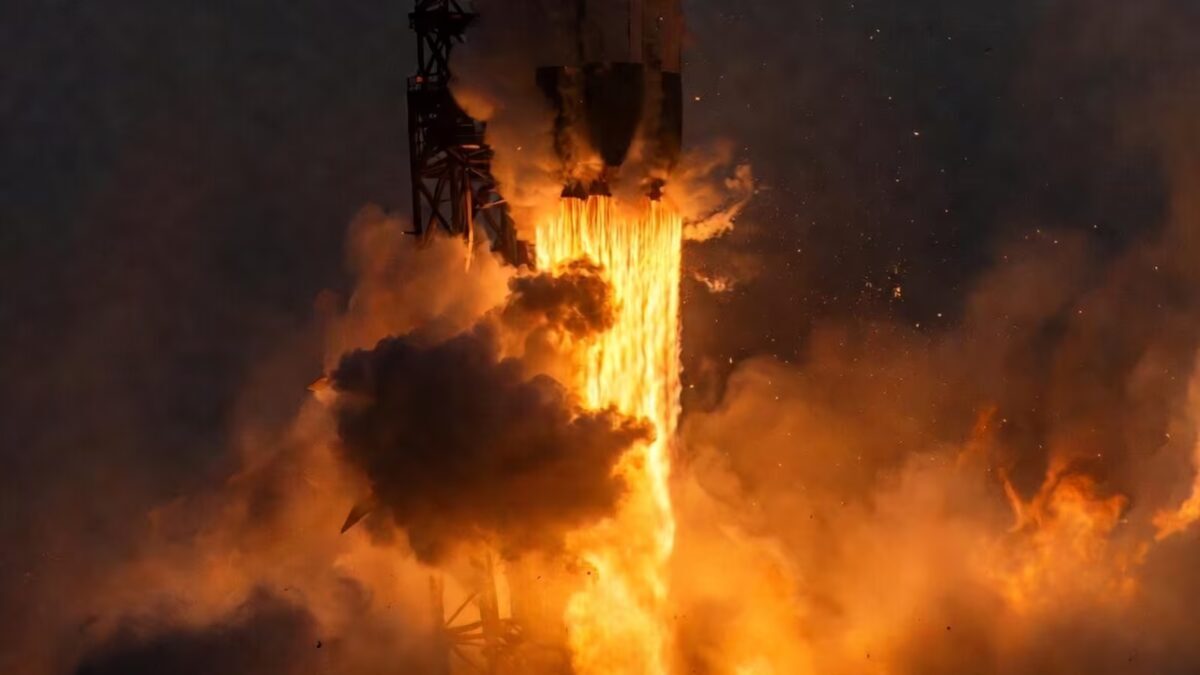 ракета Falcon 9 при запуске с пламенем огнем и дуетами дыма