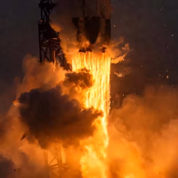 ракета Falcon 9 при запуске с пламенем огнем и дуетами дыма