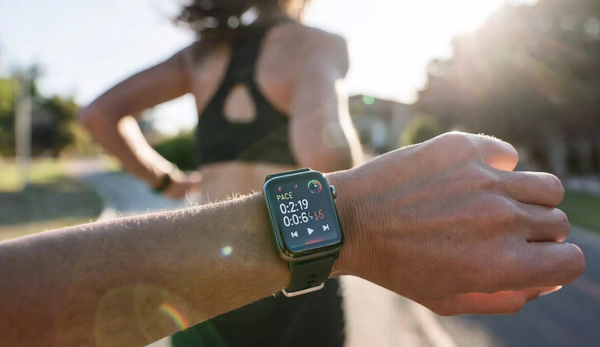 Умные часы Apple Watch на руке человека во время пробежки