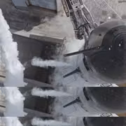 Ракета Starship V3 на запуске с дымом и паром