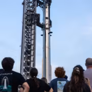 Ракета SpaceX Starship v3 и наблюдающая публика