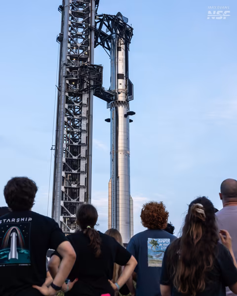 Ракета SpaceX Starship v3 и наблюдающая публика