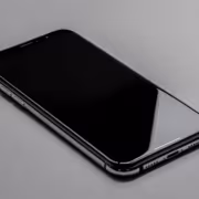 Модель iPhone 19 Pro с черным экраном и металлическим корпусом