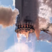 Ракета Starship SpaceX с дымом и огнем в воздухе
