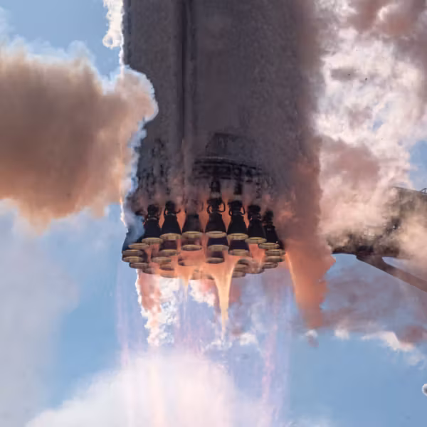Ракета Starship SpaceX с дымом и огнем в воздухе