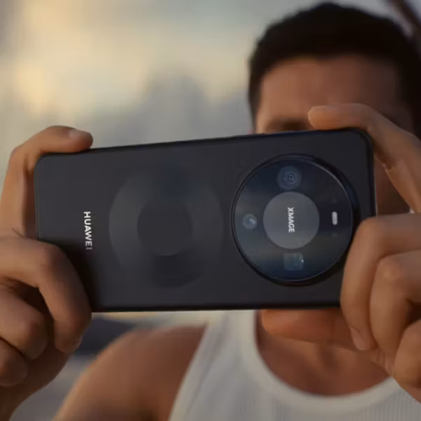 Человек держит смартфон Huawei с круглой камерой