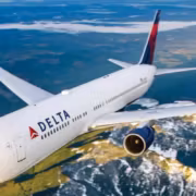 Самолет Delta в небе над землёй