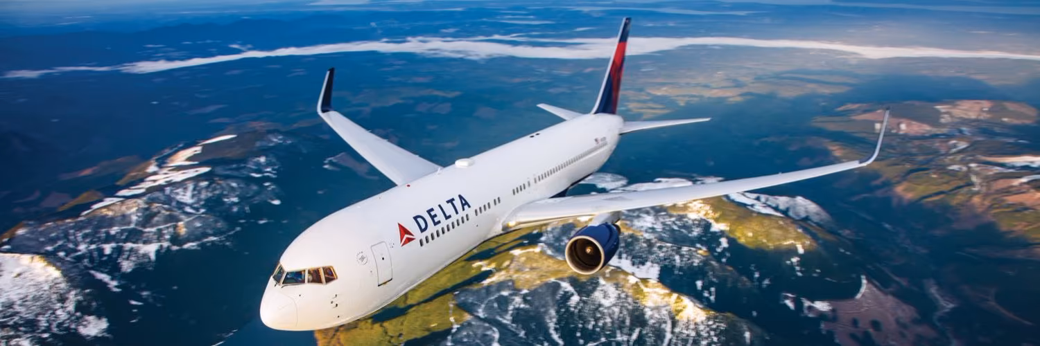 Самолет Delta в небе над землёй