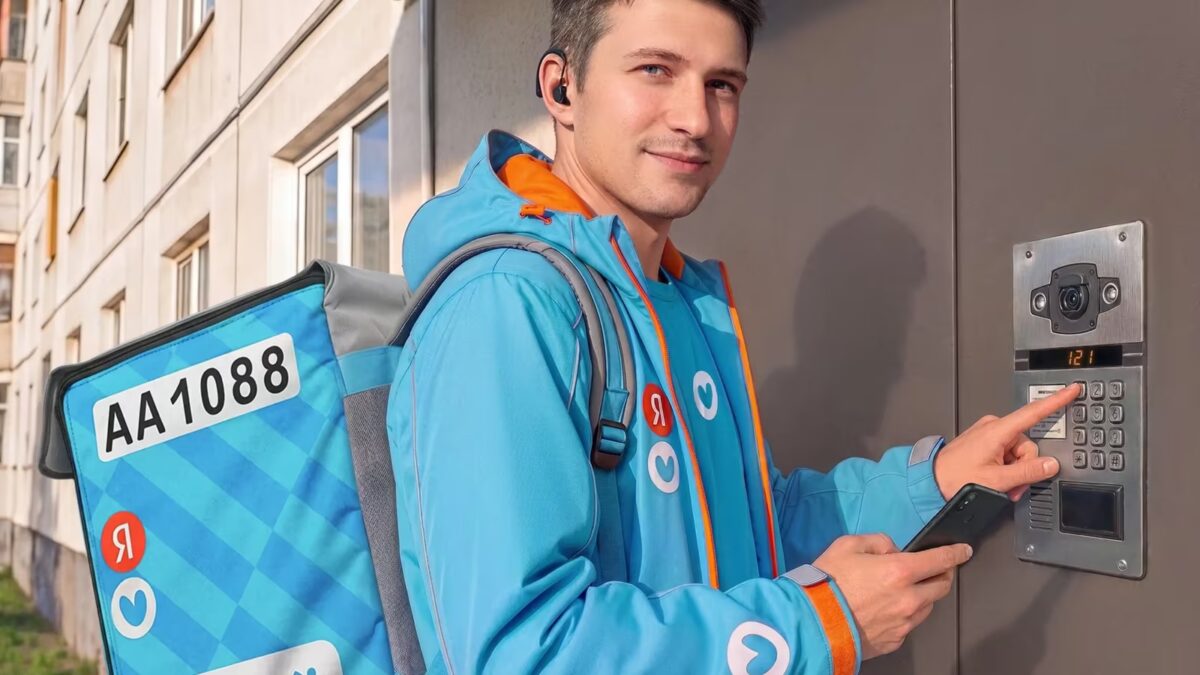 Яндекс подключил глухих курьеров к «Лавке» по всей России