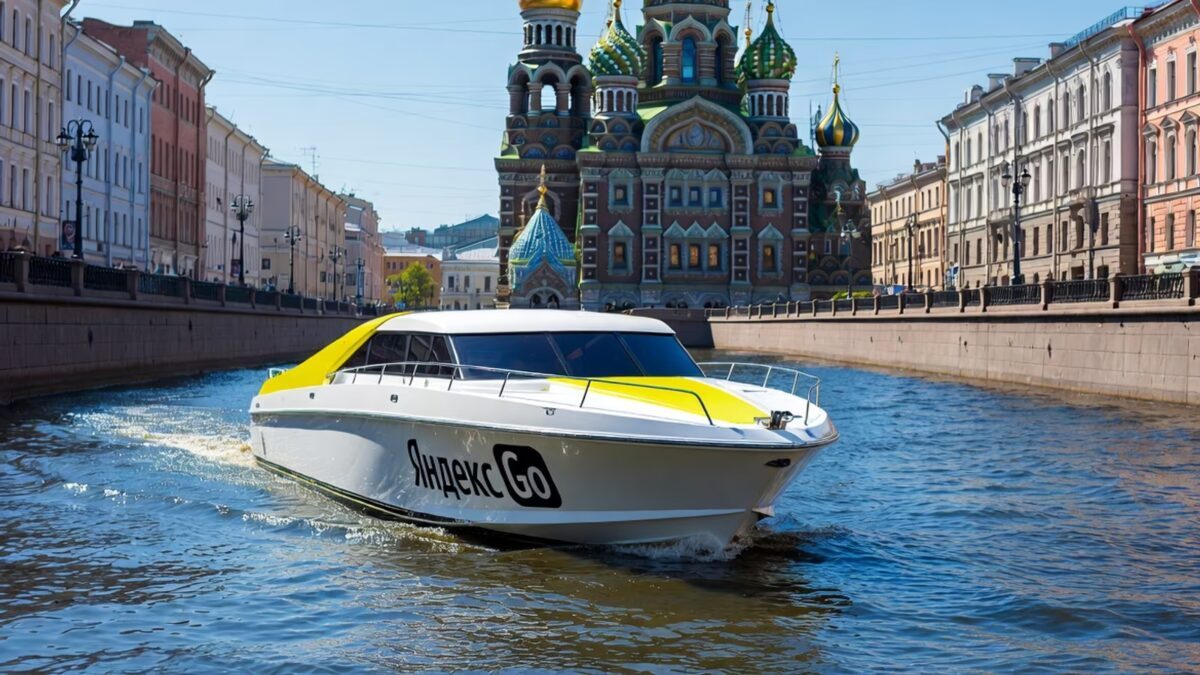 Лодка Яндекс Го на реке с видом на церковь Спас на крови