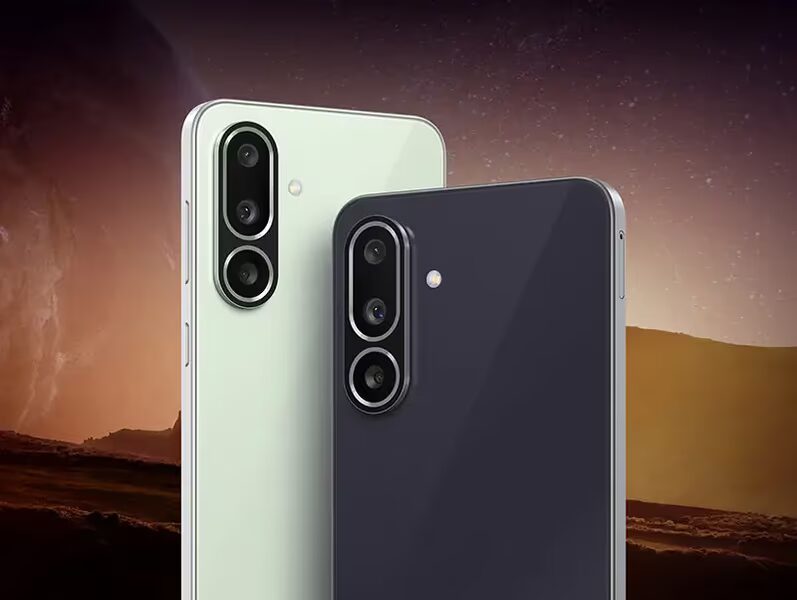 Два смартфона Samsung Galaxy M47 с тройной камерой