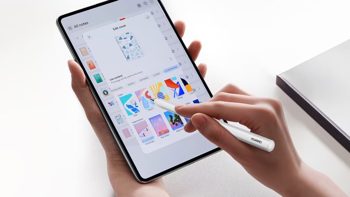 Планшет Huawei MatePad Mini с ручкой в руке
