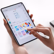 Планшет Huawei MatePad Mini с ручкой в руке