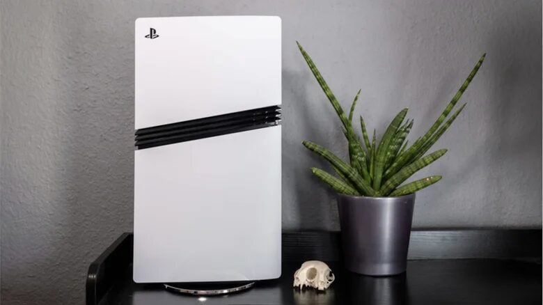 Белая PlayStation 5 с вентилятором и логотипом PlayStation на белом корпусе