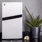 Белая PlayStation 5 с вентилятором и логотипом PlayStation на белом корпусе