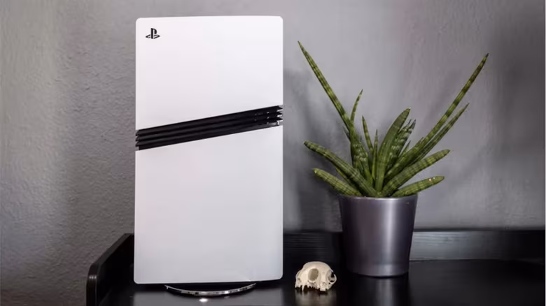 Белая PlayStation 5 с вентилятором и логотипом PlayStation на белом корпусе