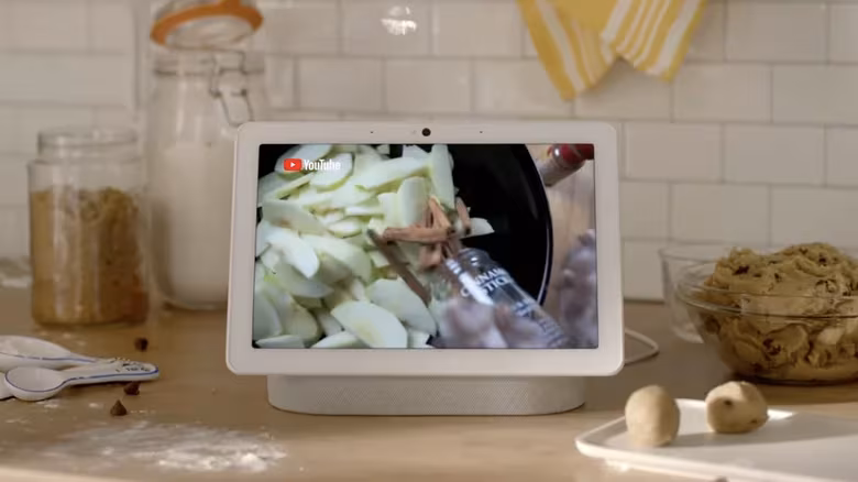 Умный дисплей Google Home с рецептом коктейля Gemini