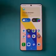 Смартфон Samsung Galaxy S26 с запущенным интерфейсом One UI 9