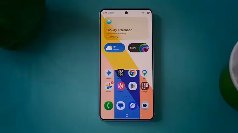 Смартфон Samsung Galaxy S26 с запущенным интерфейсом One UI 9