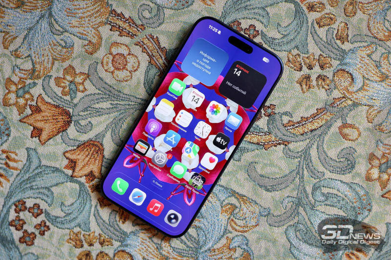 iPhone Pro с изогнутым дисплеем, расположенным на тканевом покрытии