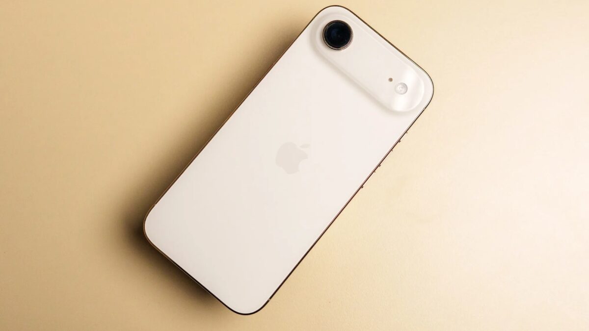 Белый iPhone с камерой на задней панели