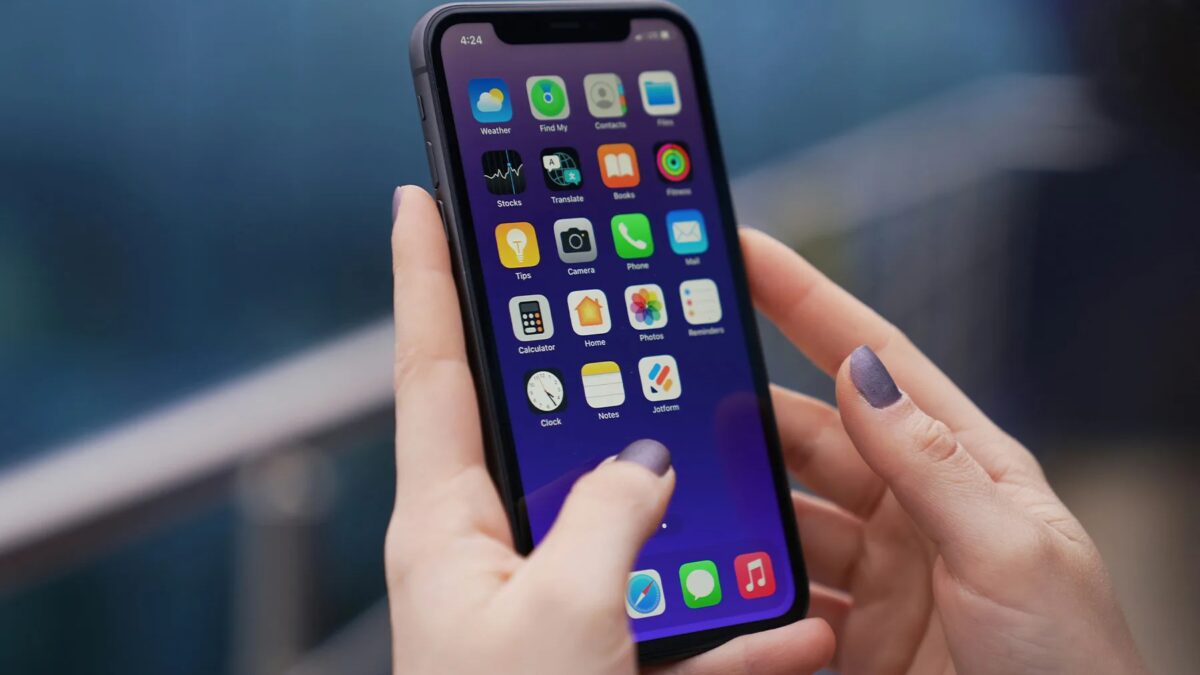 Айфон показывающий домашний экран с приложениями Safari и Messages