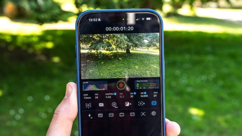 Экран смартфона с интерфейсом Blackmagic Camera