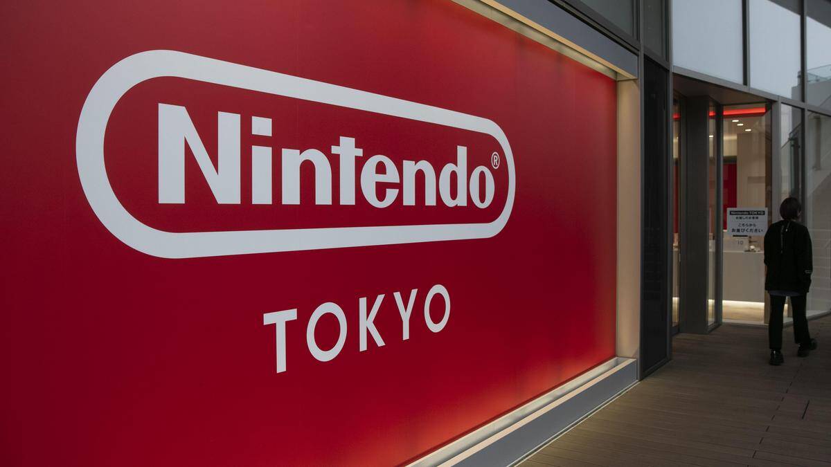Большой красный баннер с надписью Nintendo Tokyo