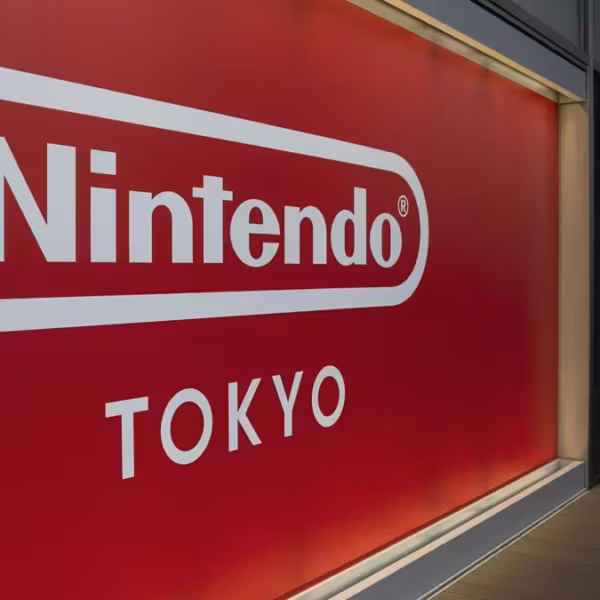 Большой красный баннер с надписью Nintendo Tokyo