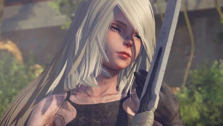 Девушка с белыми длинными волосами и мечом из NieR Automata