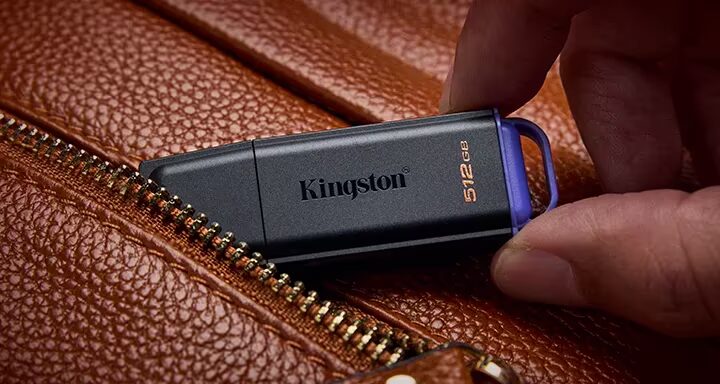 Флешка Kingston DataTraveler Exodia DTXG2 вставляется в кожаный чемодан